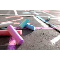 Kartonnen doosje met 6 kleuren stoepkrijt