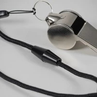 Metalen fluitje met koord